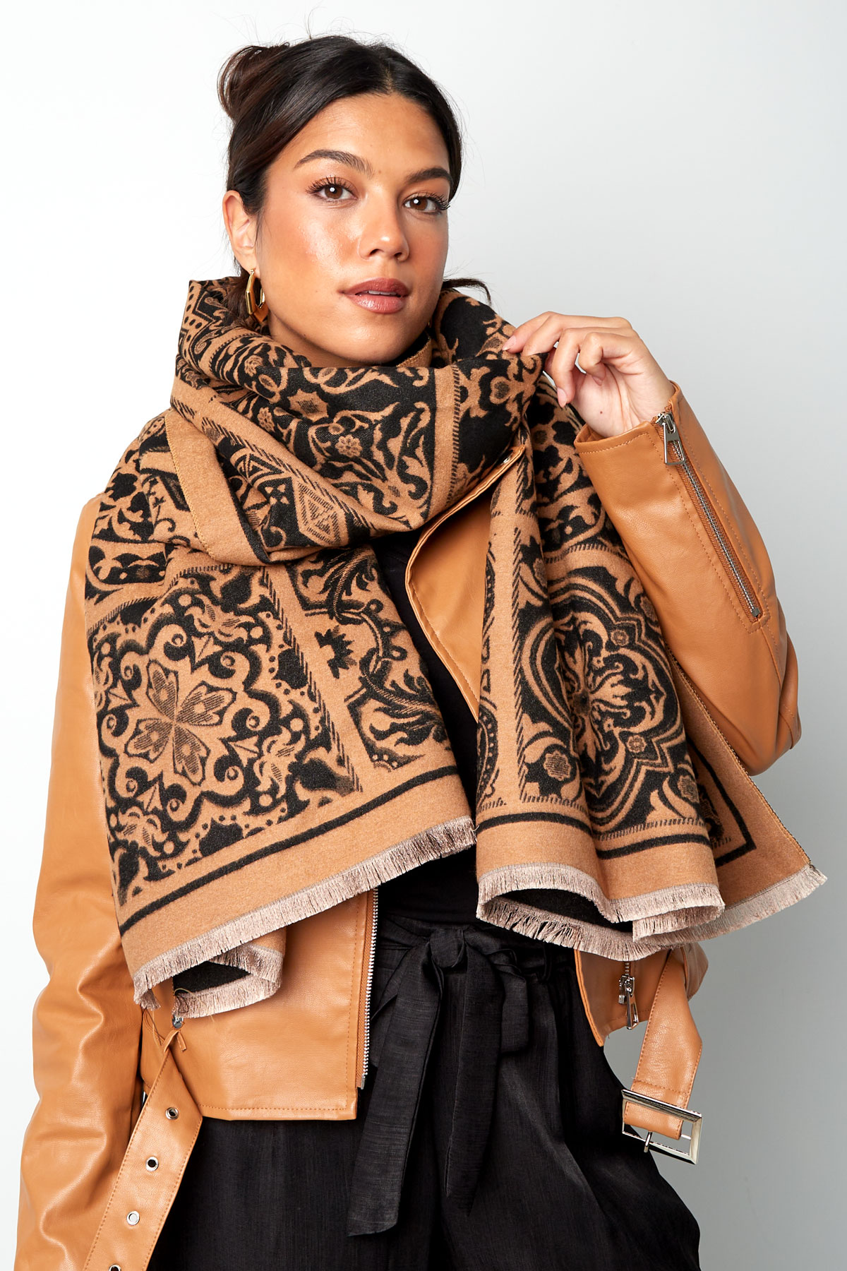 Scarf with retro print - brown black h5 Picture4
